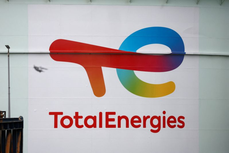 Le logo de TotalEnergies sur un réservoir de pétrole près de Dunkerque, en France