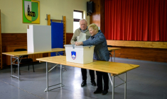 Un couple de personnes âgées vote aux élections législatives, le 22 mars 2026 à Arnace en Slovénie  ( AFP / Jure Makovec )