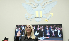 La ministre américaine de la Justice, Pam Bondi, prête serment avant son audition par la commission judiciaire de la Chambre des représentants à Washington, le 11 février 2026 ( AFP / ANDREW CABALLERO-REYNOLDS )