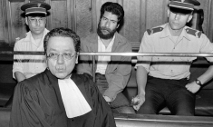 Une photo d'archives montre le militant des FARL Georges Ibrahim Abdallah et l'avocat Vergès assistant au procès au tribunal de Lyon