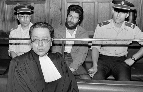 Une photo d'archives montre le militant des FARL Georges Ibrahim Abdallah et l'avocat Vergès assistant au procès au tribunal de Lyon