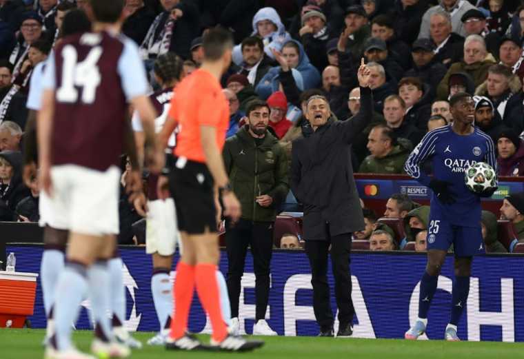 L'entraîneur espagnol du Paris Saint-Germain, Luis Enrique, donne des instructions à ses joueurs depuis la ligne de touche lors du quart de finale retour de C1 contre Aston Villa, à Birmingham, le 15 avril 2025 ( AFP / FRANCK FIFE )