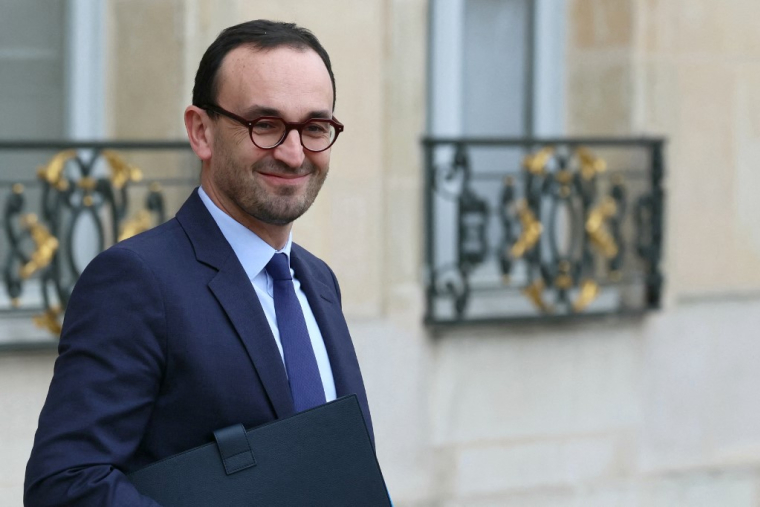 Thomas Cazenave, minsitre délégué en charge des comptes publics, à la sortie du conseil des ministres, le 14 février 2024 ( AFP / ALAIN JOCARD )