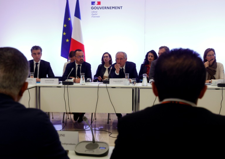 Le Premier ministre François Bayrou (c) lors d'une réunion avec des représentants des chauffeurs de taxi au ministère des Transports à Paris, le 24 mai 2025 ( AFP / GEOFFROY VAN DER HASSELT )