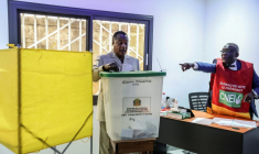 Le président congolais sortant et candidat à sa réélection Denis Sassou Nguesso vote à la présidentielle, le 15 mars 2026 à Brazzaville  ( AFP / Daniel BELOUMOU OLOMO )