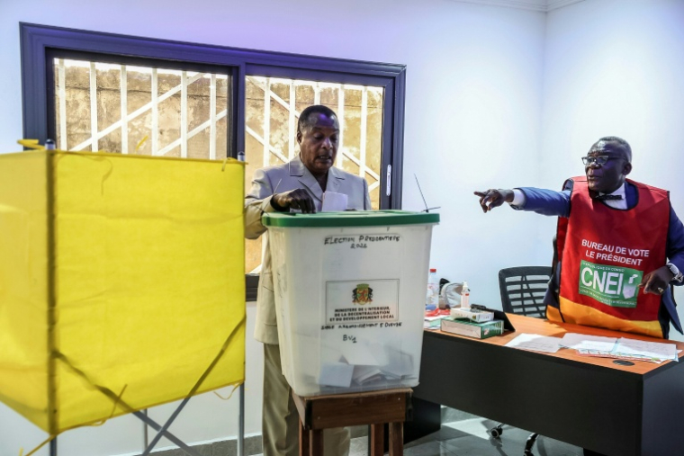 Le président congolais sortant et candidat à sa réélection Denis Sassou Nguesso vote à la présidentielle, le 15 mars 2026 à Brazzaville  ( AFP / Daniel BELOUMOU OLOMO )