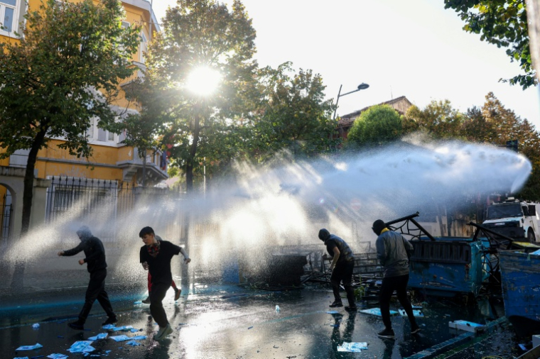 Un canon à eau de la police en action contre des manifestants à Tirana, le 14 octobre 2026 ( AFP / Adnan Beci )