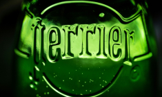 Les ventes de Perrier sous l'appellation "eau minérale naturelle" devront-elles être suspendues le temps que Nestlé Waters obtienne une nouvelle autorisation pour exploiter ses forages ? ( AFP / Fred TANNEAU )