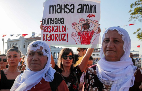 Rassemblement organisé à l'occasion de l'anniversaire de la mort de Mahsa Amini