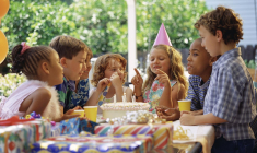 Découvrez nos astuces pour organiser une fête d’anniversaire avec un petit budget. ( crédit photo : Getty Images )