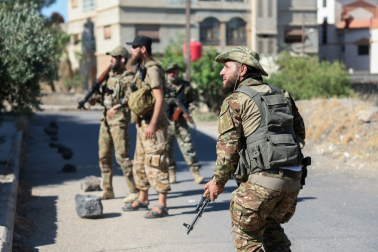 Les forces gouvernementales syriennes déployées dans la ville à majorité druze de Soueida, dans le sud de la Syrie, le 16 juillet 2025 ( AFP / OMAR HAJ KADOUR )