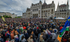 Des manifestants rassemblés devant le Parlement contre une loi ciblant ONG et médias indépendants, le 18 mai 2025 à Bucarest  ( AFP / Ferenc ISZA )