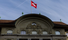 Drapeau sur le bâtiment de la Banque nationale suisse (BNS) à Berne