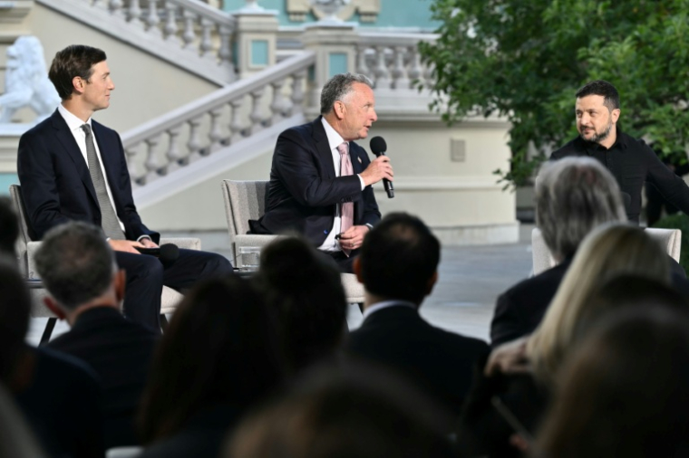 Le président ukrainien Volodymyr Zelensky (d), l'envoyé spécial américain Steve Witkoff (c) et le gendre du président américain Donald Trump, Jared Kushner (g), lors d'une conférence de presse conjointe à l'issue de leurs entretiens à Kiev, le 6 septembre 2026 ( AFP / Genya SAVILOV )