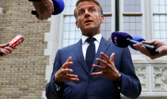Le président français Emmanuel Macron s'adresse aux médias à l'ambassade de France à Washington, le 18 août 2025, après une réunion avec le président américain Donald Trump, le président ukrainien Volodymyr Zelensky et les dirigeants européens  ( POOL / Yves Herman )