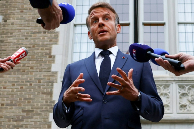 Le président français Emmanuel Macron s'adresse aux médias à l'ambassade de France à Washington, le 18 août 2025, après une réunion avec le président américain Donald Trump, le président ukrainien Volodymyr Zelensky et les dirigeants européens  ( POOL / Yves Herman )