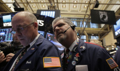 Des traders travaillent sur le parquet du NYSE