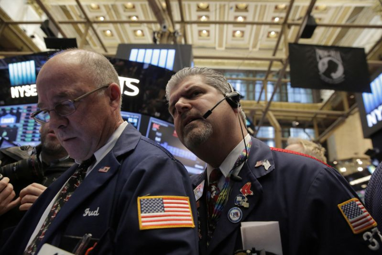Des traders travaillent sur le parquet du NYSE