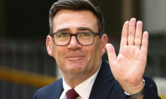 Andy Burnham, confirmé comme nouveau chef du Labour et prochain Premier ministre, quitte la "conférence extraordinaire" du Parti travailliste, le 17 juillet 2026 à Londres ( AFP / Toby Shepheard )