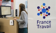 (FILES) A woman uses a computer next to a sign which reads as "France Travail" and displaying its logo at one of France's public employment agencies France Travail in Dammarie les Lys, northern France, on April 23, 2024. The number of jobseekers registered with France Travail rose by 3.9% in the fourth quarter of 2024 compared with the third quarter, the sharpest rise in unemployment in France (excluding Mayotte) in a decade outside the Covid crisis, according to figures published on January 27, 2025 by the Ministry of Labor. (Photo by Geoffroy VAN DER HASSELT / AFP) ( AFP / GEOFFROY VAN DER HASSELT )
