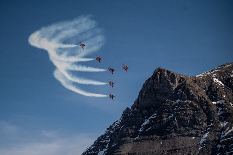 La patrouille de Suisse, dans le ciel des Alpes (illustration) ( AFP / FABRICE COFFRINI )