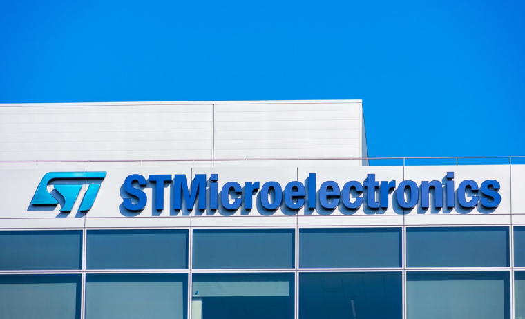 Le logo de STMicro sur un des batiments du groupe. (Crédits: Adobe Stock)