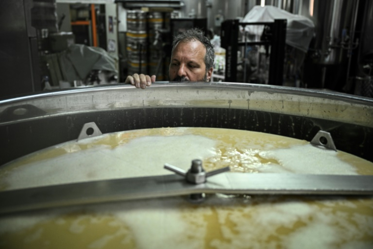 Un employé contrôle les opérations de brassage, le 20 juin 2025 dans la Brasserie Croix de Chavaux à Montreuil, en Seine-Saint-Denis ( AFP / JULIEN DE ROSA )