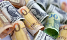 L'illustration montre des billets de banque en dollars américains et en euros