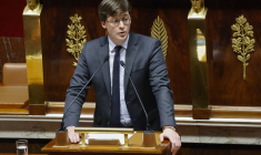 Sacha Houlié, député du groupe "Renaissance" et président de la commission des lois de l'Assemblée nationale, s'exprime lors d'un débat sur le projet de loi visant à contrôler l'immigration à l'Assemblée nationale à Paris, le 11 décembre 2023.  ( AFP / LUDOVIC MARIN )