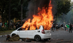 Une voiture brûle après avoir été incendiée lors d'une manifestation contre la Brimob, une unité de police, le 29 août 2025 à Jakarta ( AFP / Aditya Aji )