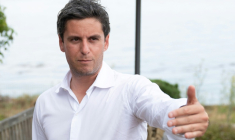 Le candidat à la présidentielle et patron de Renaissance Gabriel Attal à l'Ile-aux-Moines, le 25 juillet 2025 ( AFP / Sebastien Salom-Gomis )