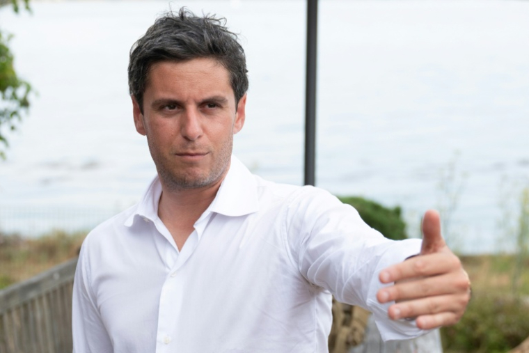 Le candidat à la présidentielle et patron de Renaissance Gabriel Attal à l'Ile-aux-Moines, le 25 juillet 2025 ( AFP / Sebastien Salom-Gomis )