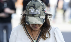 Une manifestante antivax avec une casquette "Trump, make America great again", à Nantes le 7 août 2021 ( AFP / Sebastien SALOM-GOMIS )