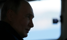 Vladimir Putin, à bord d'un navire de la marine russe au large de l'île de Sakhaline (photo d'agence d'Etat) ( POOL / GAVRIIL GRIGOROV )