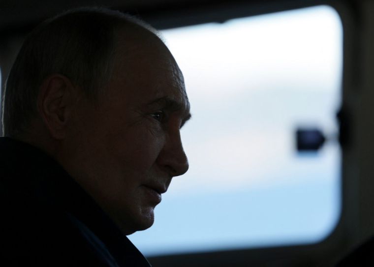 Vladimir Putin, à bord d'un navire de la marine russe au large de l'île de Sakhaline (photo d'agence d'Etat) ( POOL / GAVRIIL GRIGOROV )