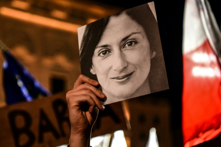 Des manifestants, emmenés par la famille de Daphne Caruana Galizia, brandissent son portrait pour réclamer la démission du Premier ministre maltais le 29 novembre 2019 à La Valette ( AFP / STRINGER )