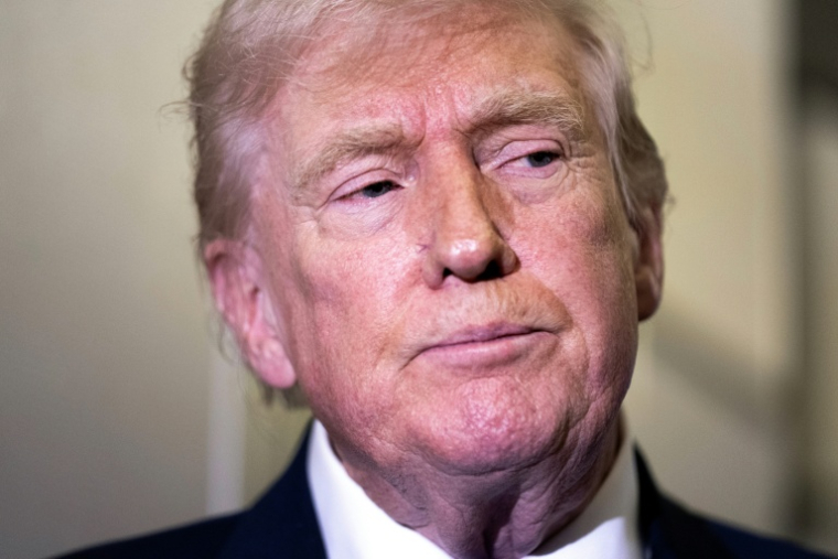 Le président américain Donald Trump s'adresse aux journalistes à bord d'Air Force One alors qu'il quitte l'aéroport international de Palm Beach, le 16 février 2026, pour se rendre à Washington ( GETTY IMAGES NORTH AMERICA / Nathan Howard )