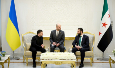 Photo prise et diffusée par le service de presse de la présidence ukrainienne, le 5 avril 2026, montrant le president ukrainien Volodymyr Zelensky (G) et le président syrien Ahmed Al-Chareh à Damas.  ( UKRAINIAN PRESIDENTIAL PRESS SERVICE / Handout )