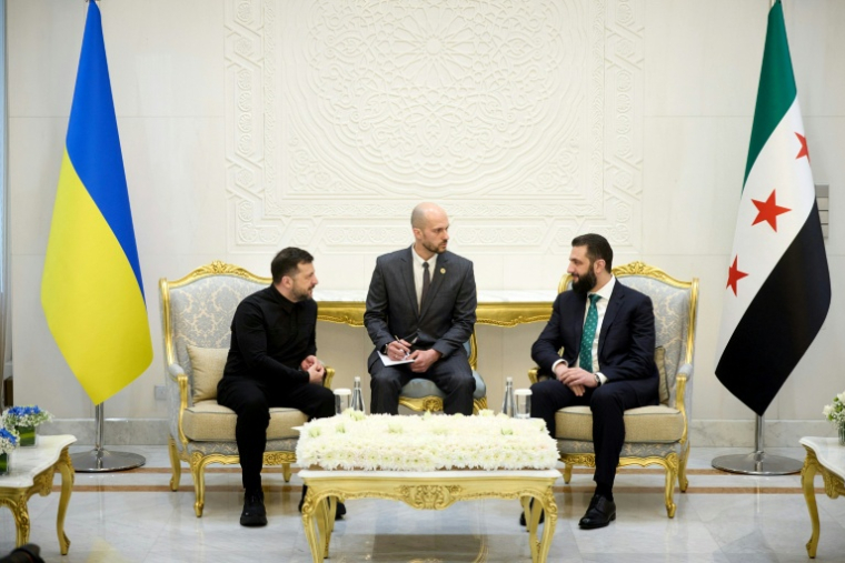 Photo prise et diffusée par le service de presse de la présidence ukrainienne, le 5 avril 2026, montrant le president ukrainien Volodymyr Zelensky (G) et le président syrien Ahmed Al-Chareh à Damas.  ( UKRAINIAN PRESIDENTIAL PRESS SERVICE / Handout )
