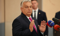Le Premier ministre hongrois Viktor Orban s'adresse à la presse à l'issue d'un sommet au Bella Center de Copenhague, au Danemark, le 2 octobre 2025 ( AFP / Ludovic MARIN )