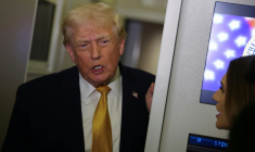 Le président Donald Trump s'adresse aux médias à bord d'Air Force One, alors qu'il se rend à Washington, le 4 janvier 2026 ( GETTY IMAGES NORTH AMERICA / JOE RAEDLE )