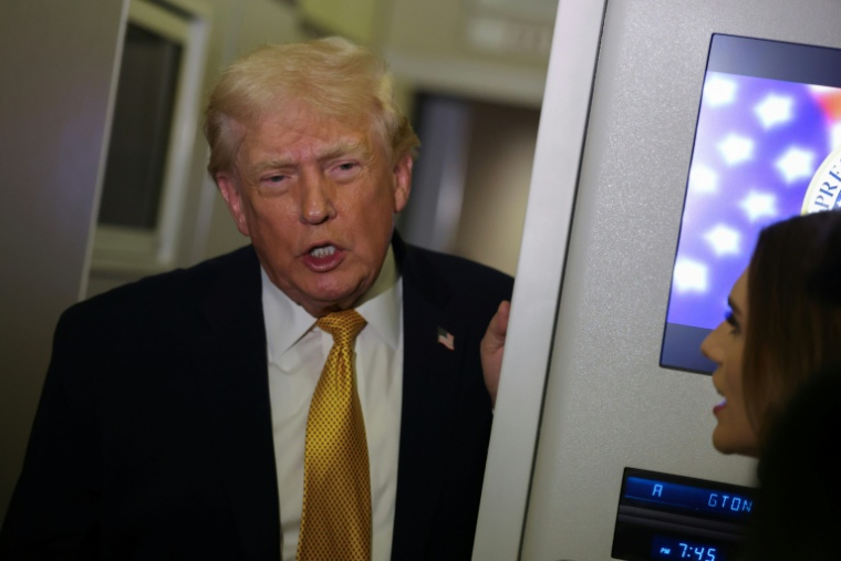 Le président Donald Trump s'adresse aux médias à bord d'Air Force One, alors qu'il se rend à Washington, le 4 janvier 2026 ( GETTY IMAGES NORTH AMERICA / JOE RAEDLE )