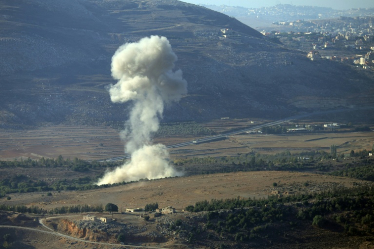 Des volutes de fumée s'échappent du village de Jarmaq après une frappe aérienne israélienne, le 27 novembre 2025 au Liban ( AFP / Rabih DAHER )