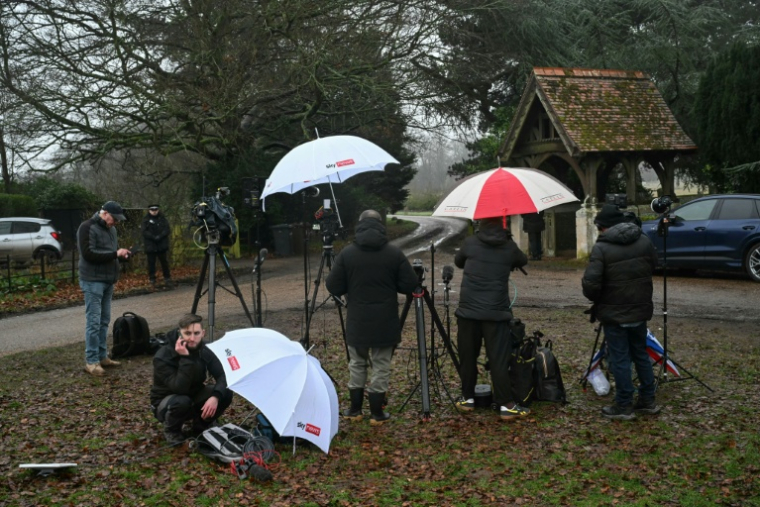 Des journalistes intallés devant l'entrée de la résidence de l'ex-prince Andrew le 19 février 2026 à Sandringham dans l'est de l'Angleterre ( AFP / JUSTIN TALLIS )
