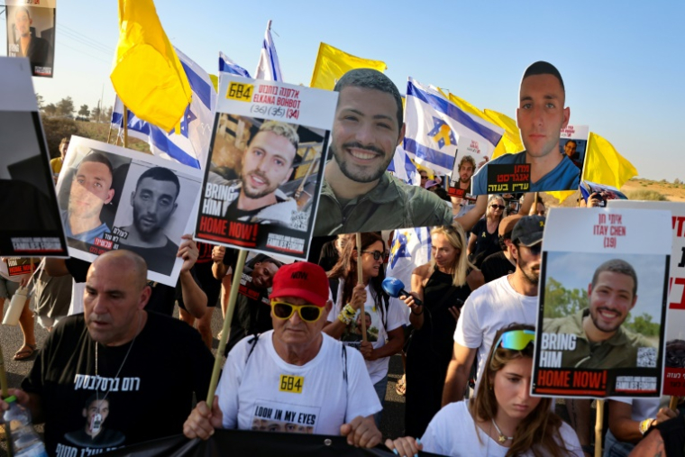 Des proches des otages retenus à Gaza et leurs partisans manifestent pour obtenir leur libération près du kibboutz Beeri, près de la bande de Gaza, le 20 août 2025 ( AFP / AHMAD GHARABLI )