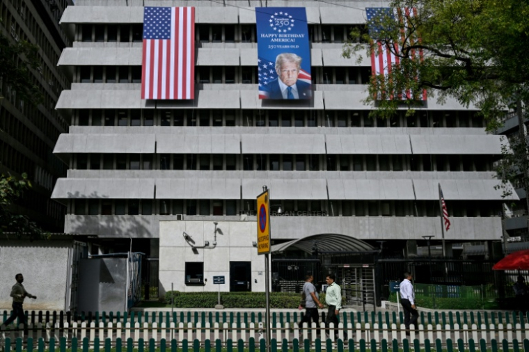 Drapeaux et portrait de Donald Trump sont déployés sur la façade du Centre américain à New Delhi le 21 mai 2026 ( AFP / Arun SANKAR )