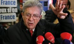 Jean-Luc Mélenchon, leader de La France insoumise, fait une déclaration aux médias à l'occasion de sa visite au salon "Made in France", Porte de Versailles à Paris, le 7 novembre 2025 ( AFP / Thomas SAMSON )