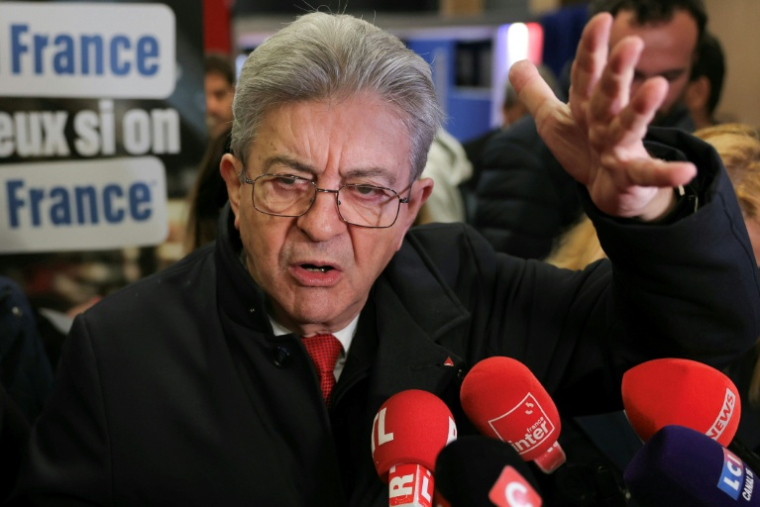 Jean-Luc Mélenchon, leader de La France insoumise, fait une déclaration aux médias à l'occasion de sa visite au salon "Made in France", Porte de Versailles à Paris, le 7 novembre 2025 ( AFP / Thomas SAMSON )