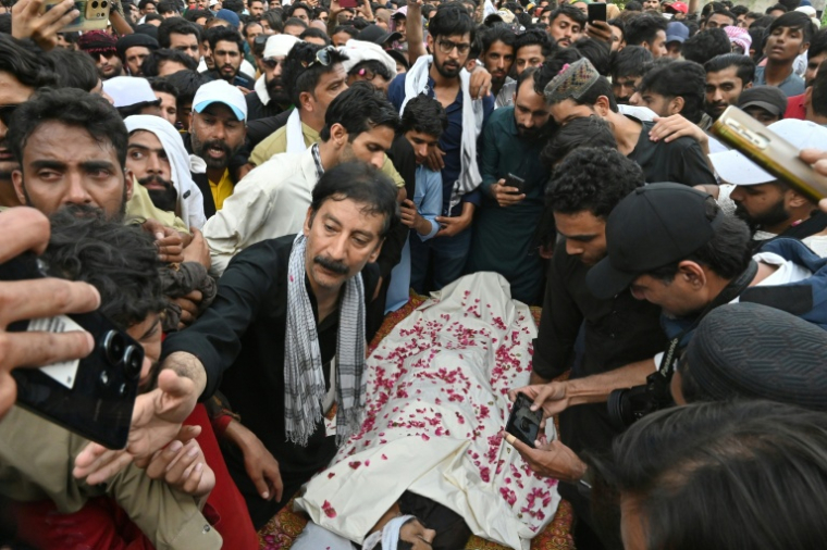Funérailles d'un homme tué lors de manifestations à Muzaffarabad, au Cachemire pakistanais, le 1er octobre 2025 ( AFP / Farooq NAEEM )