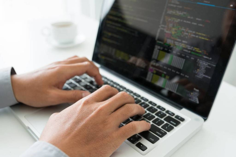 Apprenez les fondamentaux du code informatique avec Coding Days / iStock.com - DragonImages